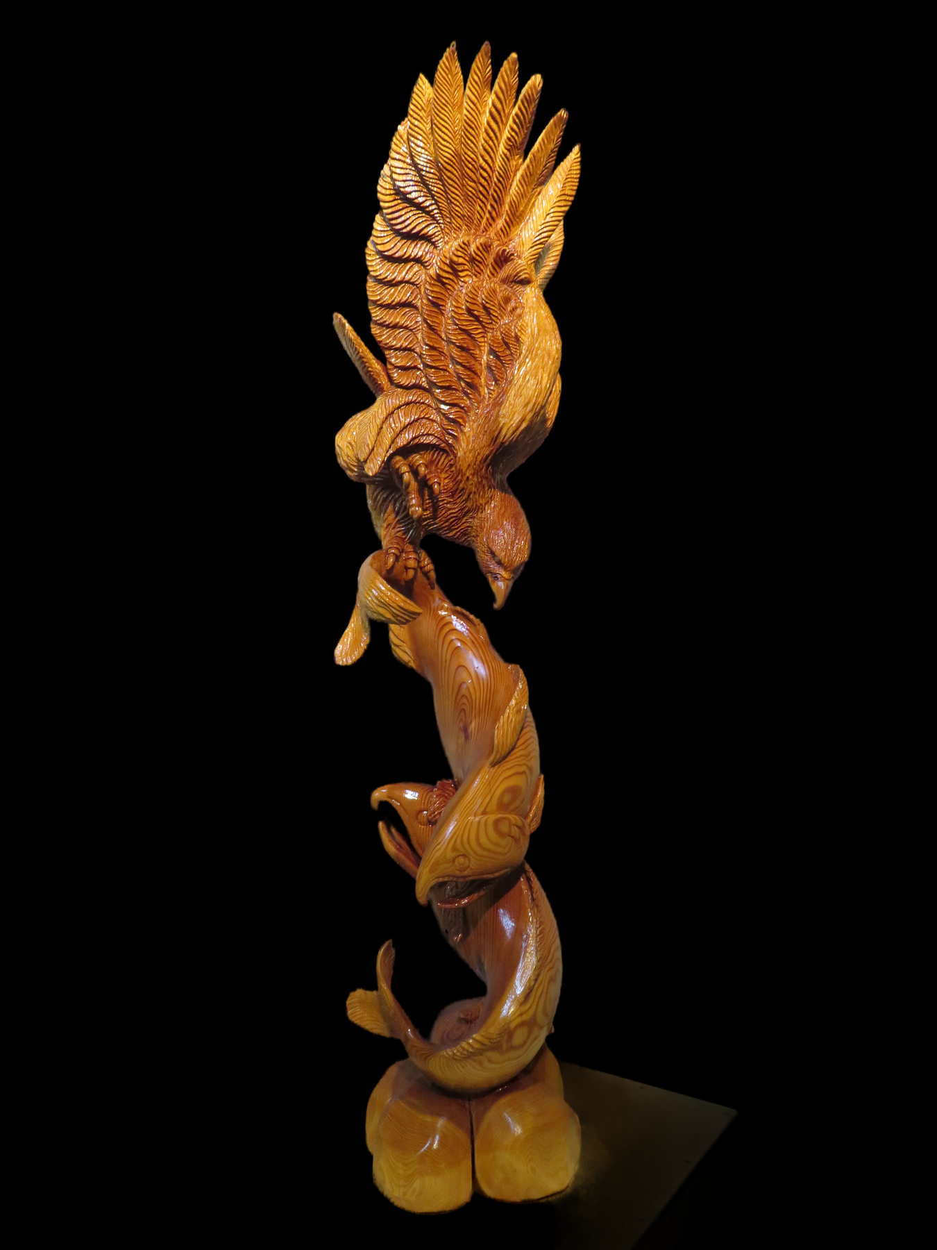 鷲（魚を掴む）木彫り